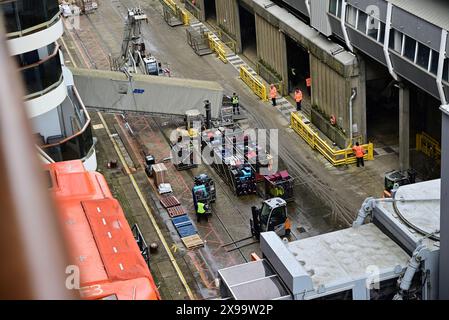 Gepäck wartet auf die Verladung auf ein Kreuzfahrtschiff am Queen Elizabeth II Terminal in Southampton. Stockfoto