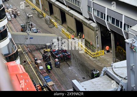 Gepäck wartet auf die Verladung auf ein Kreuzfahrtschiff am Queen Elizabeth II Terminal in Southampton. Stockfoto