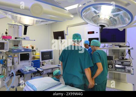 Chirurg, Chirurgie, Operationssaal, Onkologikoa Hospital, Onkologisches Institut, Fallzentrum für Prävention, Diagnose und Behandlung von Krebs, Donostia, San Sebastian, Gipuzkoa, Baskenland, Spanien. Stockfoto