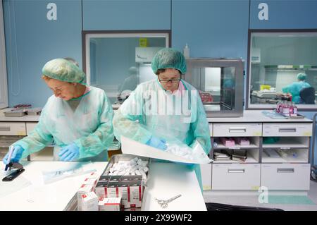 Zubereitung von Medikamenten, Reinraum, Apotheke, Krankenhaus Donostia, San Sebastian, Gipuzkoa, Baskenland, Spanien. Stockfoto