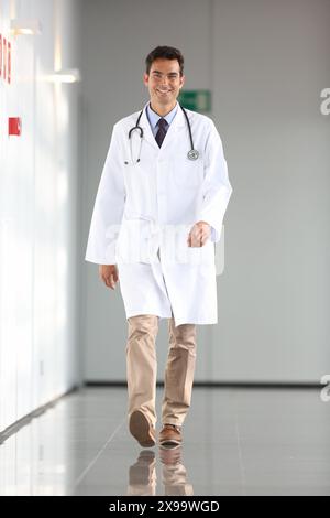 Arzt, der auf dem Flur läuft, Onkologikoa Krankenhaus, Onkologisches Institut, Fallzentrum für Prävention, Diagnose und Behandlung von Krebs, Donostia, San Sebastian, Gipuzkoa, Baskenland, Spanien. Stockfoto