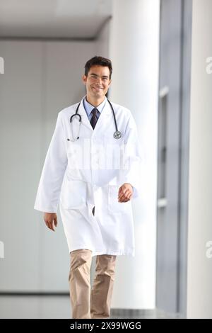 Arzt, der auf dem Flur läuft, Onkologikoa Krankenhaus, Onkologisches Institut, Fallzentrum für Prävention, Diagnose und Behandlung von Krebs, Donostia, San Sebastian, Gipuzkoa, Baskenland, Spanien. Stockfoto