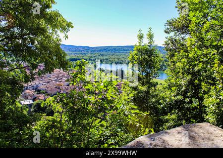 Angera, Varese, Lombardei, Italien. Die Rocca di Angera oder auch Borromeo Castle genannt, ist eine rocca auf einem Hügel oberhalb der Stadt Angera am Südufer des Lago Maggiore. Es hat mittelalterliche Ursprünge. Panoramablick. Panorama der Stadt Angera und des Lago Maggiore von der Rocca. Stockfoto