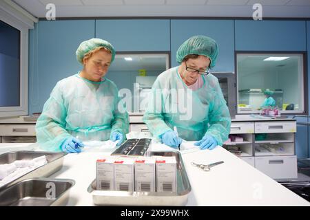Zubereitung von Medikamenten, Reinraum, Apotheke, Krankenhaus Donostia, San Sebastian, Gipuzkoa, Baskenland, Spanien. Stockfoto
