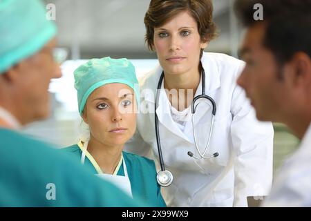 Chirurgen, medizinisches Treffen, klinische Sitzung, Onkologikoa Krankenhaus, Onkologikoa Institut, Fallzentrum für Prävention, Diagnose und Behandlung von Krebs, Donostia, San Sebastian, Gipuzkoa, Baskenland, Spanien. Stockfoto