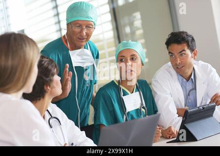 Medizinisches Treffen, klinische Sitzung, Onkologikoa Krankenhaus, Onkologisches Institut, Fallzentrum für Prävention, Diagnose und Behandlung von Krebs, Donostia, San Sebastian, Gipuzkoa, Baskenland, Spanien. Stockfoto