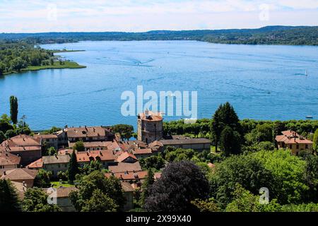 Angera, Varese, Lombardei, Italien. Panoramablick auf Angera und Lago Maggiore. Stockfoto