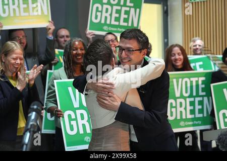 Carla Denyer und Adrian Ramsay, die Mitvorsitzenden der Grünen Partei, während des Wahlkampfs der Grünen Partei in St. George's Bristol. Bilddatum: Donnerstag, 30. Mai 2024. Stockfoto