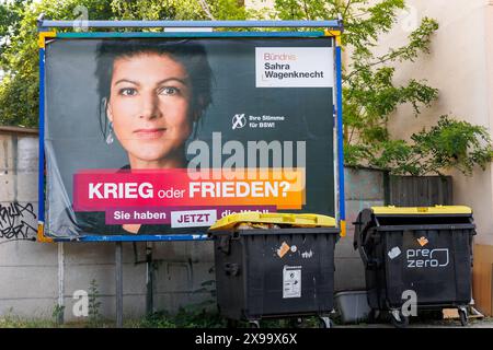 Magdeburg, Deutschland - 25. Mai 2024, politische Werbetafeln mit verschiedenen Parteikandidaten Europawahlen 9. Juni 2024 auf deutschen Straßen. EU Stockfoto