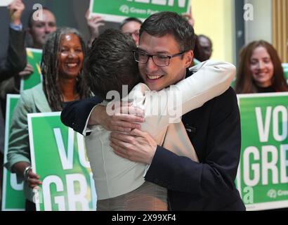 Carla Denyer und Adrian Ramsay, die Mitvorsitzenden der Grünen Partei, während des Wahlkampfs der Grünen Partei in St. George's Bristol. Bilddatum: Donnerstag, 30. Mai 2024. Stockfoto