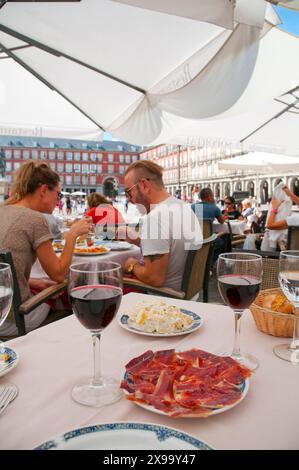 Ration der iberischen Schinken auf einer Terrasse am Hauptplatz. Madrid, Spanien. Stockfoto