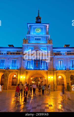 Rathaus, Constitucion Square. Nachtblick. Oviedo, Asturien, Spanien. Stockfoto