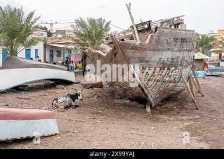 Uferpromenade von Tadjoura mit Strand, Booten und Menschen, Republik Dschibuti, Afrika Stockfoto