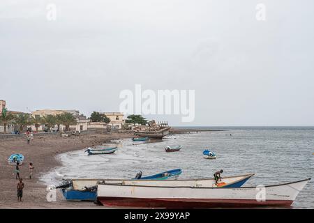 Uferpromenade von Tadjoura mit Strand, Booten und Menschen, Republik Dschibuti, Afrika Stockfoto