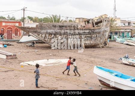 Uferpromenade von Tadjoura mit Strand, Booten und Menschen, Republik Dschibuti, Afrika Stockfoto