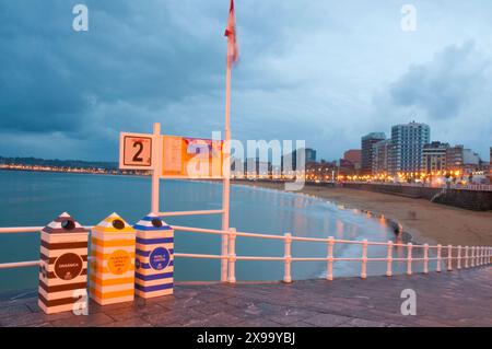 Strand San Lorenzo, Nacht. Gijón, Asturien, Spanien. Stockfoto