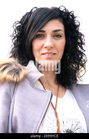 Vertikales Porträt einer Geschäftsfrau mittleren Alters, die in die Kamera blickt. Stockfoto