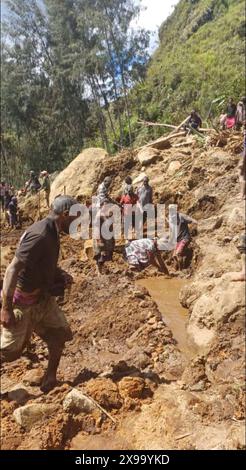 Enga, Papua-Neuguinea. Mai 2024. Dieses Foto mit einem mobilen Foto zeigt Einheimische, die am 29. Mai 2024 in einem Dorf in der Provinz Enga, Papua-Neuguinea, nach einem Erdrutsch suchen. Quelle: Nickson Pakea/Xinhua/Alamy Live News Stockfoto