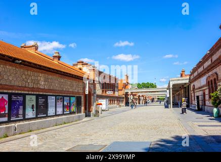 Matadero-Gebäude in Madrid mit industrieller Architektur. Stockfoto