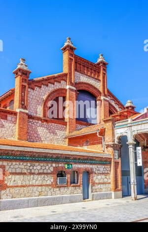 Matadero-Gebäude in Madrid mit industrieller Architektur. Stockfoto