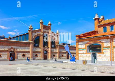 Matadero-Gebäude in Madrid mit industrieller Architektur. Stockfoto