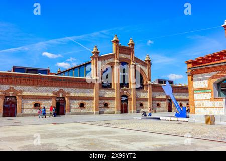 Matadero-Gebäude in Madrid mit industrieller Architektur. Stockfoto