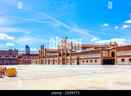 Matadero-Gebäude in Madrid mit industrieller Architektur. Stockfoto