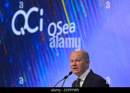 Hamburg, Deutschland. 30. Mai 2024. Bundeskanzler Olaf Scholz (SPD) spricht während der Präsentation des ersten Hamburger Quantencomputers auf dem NXP Innovation and Technology Campus. Die DLR Quantum Computing Initiative in Hamburg, ein Projekt von DLR, NXP und weiteren Partnern, hat gemeinsam an der Entwicklung eines industrietauglichen Quantencomputers gearbeitet. Quelle: Marcus Brandt/dpa/Alamy Live News Stockfoto