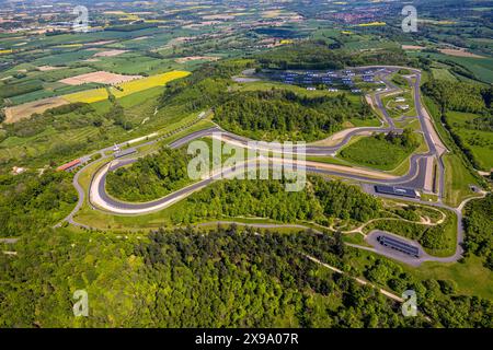 Luftbild, Bilster Berg Rennstrecke, Teststrecke und Präsentationsstrecke, parkähnlich angelegtes Gelände mit Fahrerlager und Offroad-Parcours, Pömbsen, Bad Driburg, Ostwestfalen, Nordrhein-Westfalen, Deutschland ACHTUNGxMINDESTHONORARx60xEURO *** Luftaufnahme, Bilster Berg Rennstrecke, Test- und Präsentationsstrecke, parkähnliches Gelände mit Fahrerlager und Offroad-Kurs, Pömbsen, Bad Driburg, Ostwestfalen, Nordrhein-Westfalen, Deutschland ATTENTIONxMINDESTHONORARx60xEURO Stockfoto