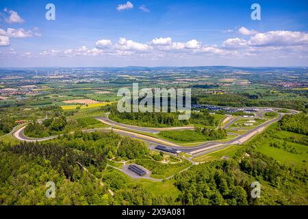 Luftbild, Bilster Berg Rennstrecke, Teststrecke und Präsentationsstrecke, parkähnlich angelegtes Gelände mit Fahrerlager und Offroad-Parcours, Pömbsen, Bad Driburg, Ostwestfalen, Nordrhein-Westfalen, Deutschland ACHTUNGxMINDESTHONORARx60xEURO *** Luftaufnahme, Bilster Berg Rennstrecke, Test- und Präsentationsstrecke, parkähnliches Gelände mit Fahrerlager und Offroad-Kurs, Pömbsen, Bad Driburg, Ostwestfalen, Nordrhein-Westfalen, Deutschland ATTENTIONxMINDESTHONORARx60xEURO Stockfoto