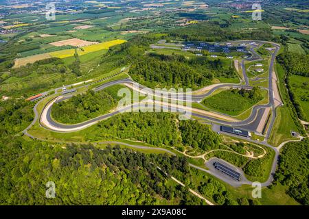 Luftbild, Bilster Berg Rennstrecke, Teststrecke und Präsentationsstrecke, parkähnlich angelegtes Gelände mit Fahrerlager und Offroad-Parcours, Pömbsen, Bad Driburg, Ostwestfalen, Nordrhein-Westfalen, Deutschland ACHTUNGxMINDESTHONORARx60xEURO *** Luftaufnahme, Bilster Berg Rennstrecke, Test- und Präsentationsstrecke, parkähnliches Gelände mit Fahrerlager und Offroad-Kurs, Pömbsen, Bad Driburg, Ostwestfalen, Nordrhein-Westfalen, Deutschland ATTENTIONxMINDESTHONORARx60xEURO Stockfoto