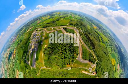 Luftbild, Bilster Berg Rennstrecke, Teststrecke und Präsentationsstrecke, parkähnlich angelegtes Gelände mit Fahrerlager und Offroad-Parcours, Erdkugel, Fisheye Aufnahme, Fischaugen Aufnahme, 360 Grad Aufnahme, winzige Welt, kleiner Planet, Fischaugenbild, Pömbsen, Bad Driburg, Ostwestfalen, Nordrhein-Westfalen, Deutschland ACHTUNGxMINDESTHONORARx60xEURO *** Luftaufnahme, Bilster Berg Rennstrecke, Test- und Präsentationsstrecke, parkähnliches Gelände mit Fahrerlager und Offroad-Kurs, Erdkugel, Fischaugenbild, Fischaugenbild, 360°-Bild, winzige Welt, kleiner Planet, Fischaugenbild, Pömbsen, Bad Dri Stockfoto