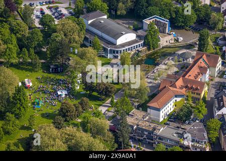 Luftbild, Kongresshaus Bad Lippspringe, Arminiuspark mit Burgruine und Fluss Lippequelle und Arminius Quelle Pavillon, Vatertagsfest im Arminiuspark am Kongresshaus, Besucher auf der Wiese, Hüpfburg und Getränkestände, Bad Lippspringe, Ostwestfalen, Nordrhein-Westfalen, Deutschland ACHTUNGxMINDESTHONORARx60xEURO *** Luftansicht, Kongresshaus Bad Lippspringe, Arminiuspark mit Burgruine und Fluss Lippequelle und Arminius Quelle Pavillon, Vatertagsfest im Arminiuspark im Kongresshaus, Besucher auf der Wiese, Hüpfburg und Getränkestände, Bad Lippspringe, Ostwestfalen, Nord Rh Stockfoto