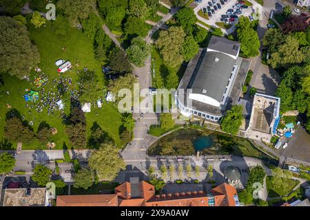 Luftbild, Kongresshaus Bad Lippspringe, Arminiuspark mit Burgruine und Fluss Lippequelle und Arminius Quelle Pavillon, Vatertagsfest im Arminiuspark am Kongresshaus, Besucher auf der Wiese, Hüpfburg und Getränkestände, Bad Lippspringe, Ostwestfalen, Nordrhein-Westfalen, Deutschland ACHTUNGxMINDESTHONORARx60xEURO *** Luftansicht, Kongresshaus Bad Lippspringe, Arminiuspark mit Burgruine und Fluss Lippequelle und Arminius Quelle Pavillon, Vatertagsfest im Arminiuspark im Kongresshaus, Besucher auf der Wiese, Hüpfburg und Getränkestände, Bad Lippspringe, Ostwestfalen, Nord Rh Stockfoto