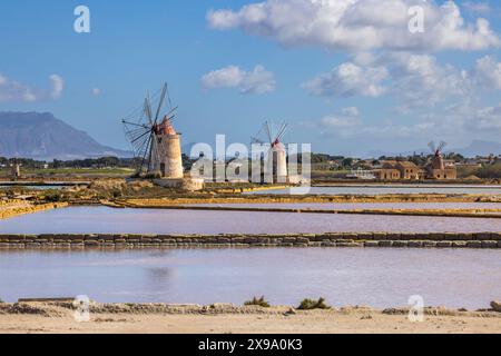 Die alten Salzpfannen und Windmühlen in der Nähe von Marsala/Trapani, Sizilien Stockfoto