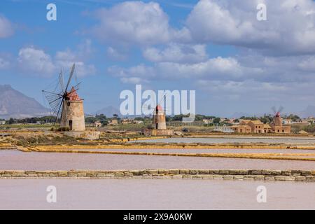 Die alten Salzpfannen und Windmühlen in der Nähe von Marsala/Trapani, Sizilien Stockfoto