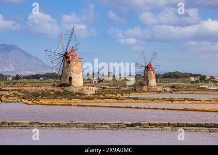 Die alten Salzpfannen und Windmühlen in der Nähe von Marsala/Trapani, Sizilien Stockfoto