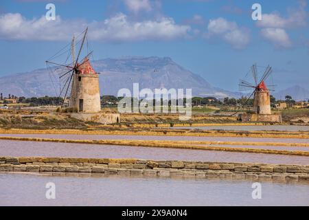 Die alten Salzpfannen und Windmühlen in der Nähe von Marsala/Trapani, Sizilien Stockfoto