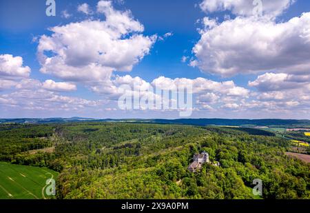 Luftbild, Schloss Hinnenburg auf einer Bergkuppe im Waldgebiet, Privatbesitz der Familie von der Asseburg-Falkenstein-Rothkirch, Fernsicht mit blauem Himmel und Wolken, Hinnenburg, Brakel, Ostwestfalen, Nordrhein-Westfalen, Deutschland ACHTUNGxMINDESTHONORARx60xEURO *** Blick aus der Vogelperspektive, Schloss Hinnenburg auf einem Hügel in Waldlage, Privatbesitz der Familie von der Asseburg Falkenstein Rothkirch, Fernsicht mit blauem Himmel und Wolken, Hinnenburg, Brakel, Ostwestfalen, Nordrhein-Westfalen, Deutschland ATTENTIONxMINDESTHONORARx60xEURO Stockfoto