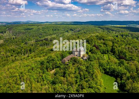 Luftbild, Schloss Hinnenburg auf einer Bergkuppe im Waldgebiet, Privatbesitz der Familie von der Asseburg-Falkenstein-Rothkirch, Fernsicht mit blauem Himmel und Wolken, Hinnenburg, Brakel, Ostwestfalen, Nordrhein-Westfalen, Deutschland ACHTUNGxMINDESTHONORARx60xEURO *** Blick aus der Vogelperspektive, Schloss Hinnenburg auf einem Hügel in Waldlage, Privatbesitz der Familie von der Asseburg Falkenstein Rothkirch, Fernsicht mit blauem Himmel und Wolken, Hinnenburg, Brakel, Ostwestfalen, Nordrhein-Westfalen, Deutschland ATTENTIONxMINDESTHONORARx60xEURO Stockfoto