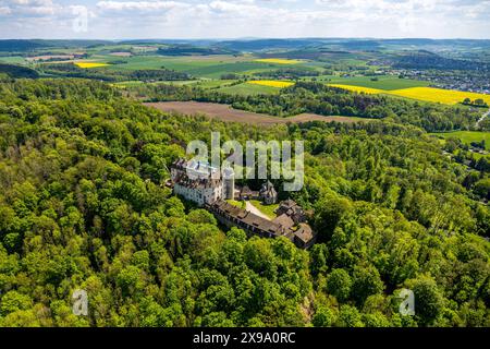 Luftbild, Schloss Hinnenburg auf einer Bergkuppe im Waldgebiet, Privatbesitz der Familie von der Asseburg-Falkenstein-Rothkirch, Fernsicht mit blauem Himmel und Wolken, Hinnenburg, Brakel, Ostwestfalen, Nordrhein-Westfalen, Deutschland ACHTUNGxMINDESTHONORARx60xEURO *** Blick aus der Vogelperspektive, Schloss Hinnenburg auf einem Hügel in Waldlage, Privatbesitz der Familie von der Asseburg Falkenstein Rothkirch, Fernsicht mit blauem Himmel und Wolken, Hinnenburg, Brakel, Ostwestfalen, Nordrhein-Westfalen, Deutschland ATTENTIONxMINDESTHONORARx60xEURO Stockfoto