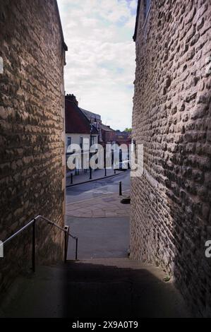 Blick auf die Stadt Pickering zwischen zwei Steinmauern Stockfoto