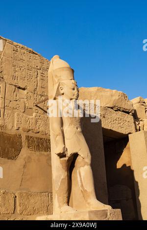 Statue von Pharao KingRamses III., Karnak-Tempel, Luxor, Ägypten Stockfoto
