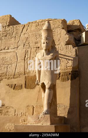 Statue von Pharao KingRamses III., Karnak-Tempel, Luxor, Ägypten Stockfoto