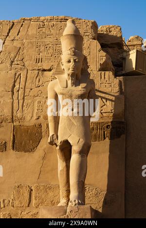 Statue von Pharao KingRamses III., Karnak-Tempel, Luxor, Ägypten Stockfoto