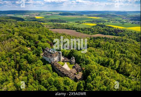 Luftbild, Schloss Hinnenburg auf einer Bergkuppe im Waldgebiet, Privatbesitz der Familie von der Asseburg-Falkenstein-Rothkirch, Fernsicht mit blauem Himmel und Wolken, Hinnenburg, Brakel, Ostwestfalen, Nordrhein-Westfalen, Deutschland ACHTUNGxMINDESTHONORARx60xEURO *** Blick aus der Vogelperspektive, Schloss Hinnenburg auf einem Hügel in Waldlage, Privatbesitz der Familie von der Asseburg Falkenstein Rothkirch, Fernsicht mit blauem Himmel und Wolken, Hinnenburg, Brakel, Ostwestfalen, Nordrhein-Westfalen, Deutschland ATTENTIONxMINDESTHONORARx60xEURO Stockfoto