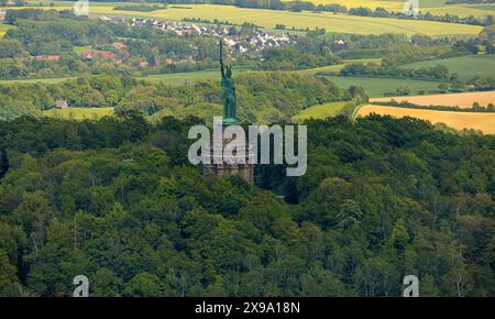 Luftbild, Hermannsdenkmal, kulturelle Statue des Cheruskerfürsten, nach Entwürfen von Ernst von Bandel, Teutoburger Wald, Hiddesen, Detmold, Ostwestfalen, Nordrhein-Westfalen, Deutschland ACHTUNGxMINDESTHONORARx60xEURO *** Luftaufnahme, Hermannsdenkmal, Kulturstatue des Cheruskischen Fürsten, entworfen von Ernst von Bandel, Teutoburger Wald, Hiddesen, Detmold, Ostwestfalen, Nordrhein-Westfalen, Deutschland ATTENTIONxMINDESTHONORARx60xEURO Stockfoto