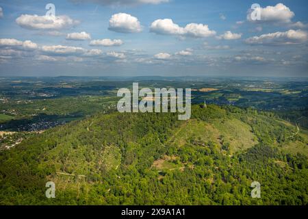 Luftbild, Hermannsdenkmal, kulturelle Statue des Cheruskerfürsten, nach Entwürfen von Ernst von Bandel, Berg Grotenburg, Waldschäden, Fernsicht und blauer Himmel mit Wolken, Teutoburger Wald, Hiddesen, Detmold, Ostwestfalen, Nordrhein-Westfalen, Deutschland ACHTUNGxMINDESTHONORARx60xEURO *** Luftaufnahme, Hermann-Denkmal, Kulturstatue des Cheruskischen Fürsten, nach Entwürfen von Ernst von Bandel, Grotenburg, Waldschaden, Fernsicht und blauer Himmel mit Wolken, Teutoburger Wald, Hiddesen, Detmold, Ostwestfalen, Nordrhein-Westfalen, Deutschland ATTENTIONxMINDESTHONORARx60xEURO Stockfoto