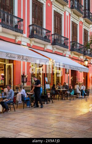 Café im Freien in der Altstadt, Malaga, Andalusien, Spanien Stockfoto