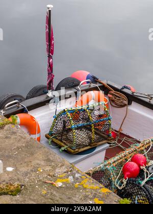 29. Mai 2024. Burghead Harbour, Moray, Schottland. Dies ist ein kleines Creel-Fischerboot, das am Burghead Harbour Pier anlegt und darauf wartet, dass Creels dorthin geschickt werden Stockfoto